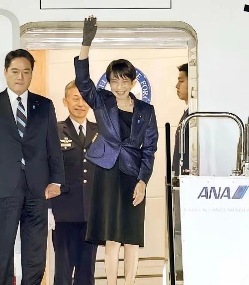 高市早苗这趟美国之行，真是把“尴尬”俩字写脸上了。

3月18日夜里，日本的高市