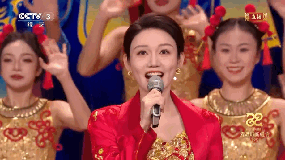 龙洋好稳 无提词器也能精准卡点，龙洋的专业度让观众无比放心。 