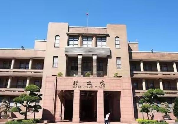 赖清德这是要彻底切断两岸交流的通道啊！在12月26日，台湾当局“行政院”院会通过