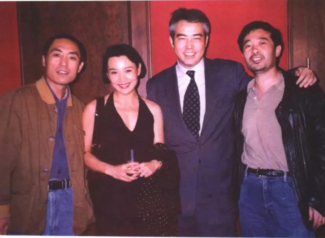 哇塞，镜头中的张艺谋真是龙姿凤表，朗目疏眉，神采奕奕呀；两鬓斑白的陈凯歌西装革履