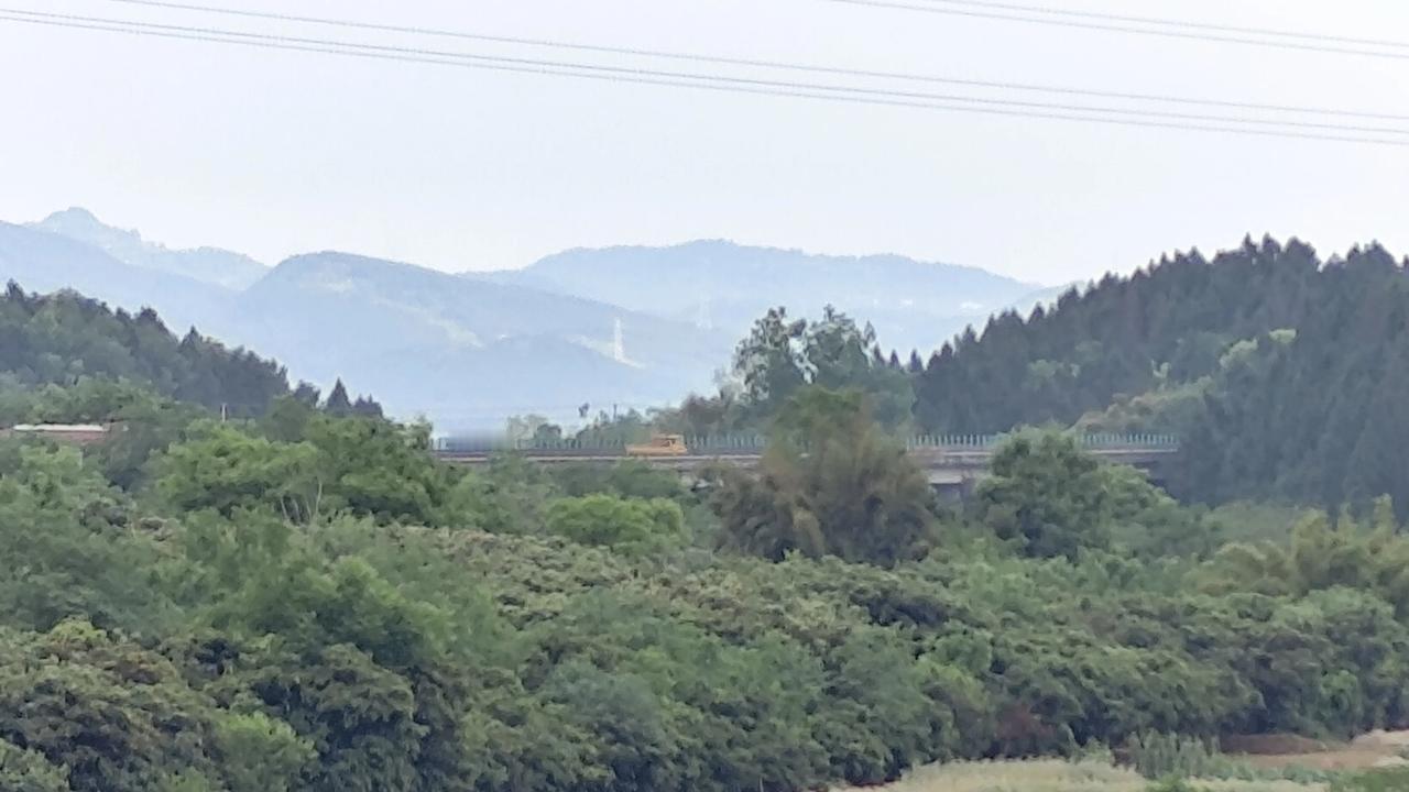 晒图笔记大赛这个季节的农村里到处都是绿油油的一片！近处的村庄，庄稼地，平坦的公路