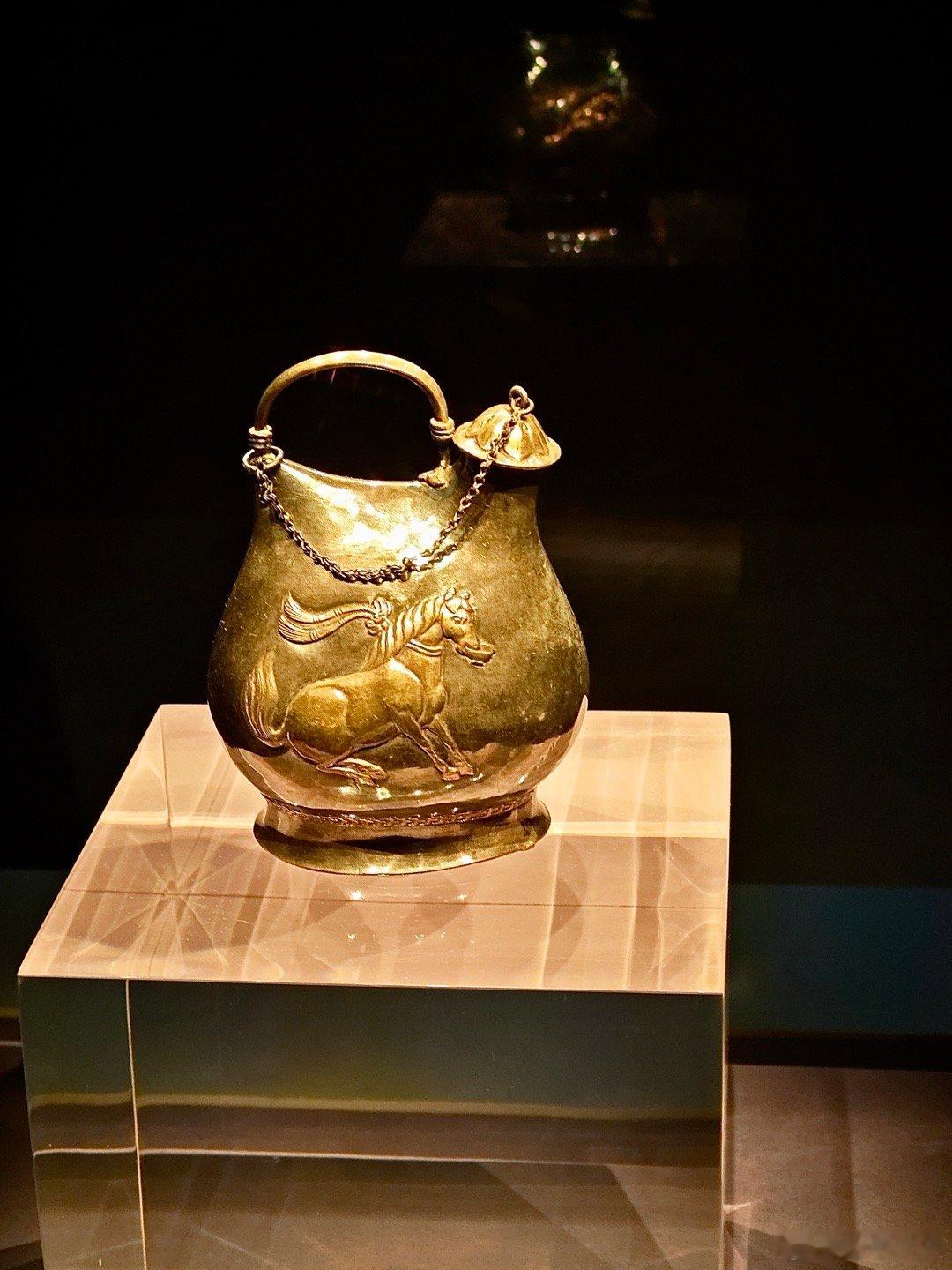 除了网红之外，喜君给老费的这件鎏金舞马衔杯纹银壶很明显还是唐代民族融合的产物。这