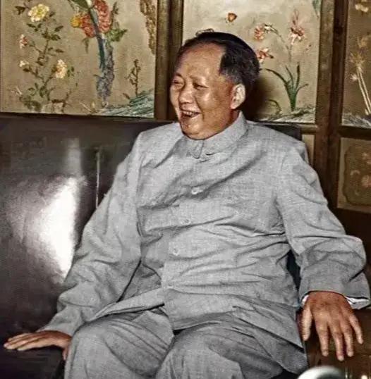 慈善的笑容满面如同春风送暖！