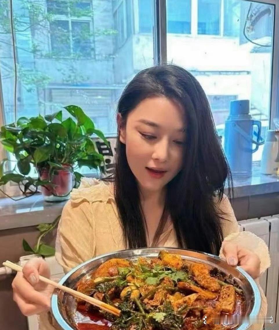 张馨予嫁给了爱情，结婚多年何捷仍记录她吃饭的模样 
