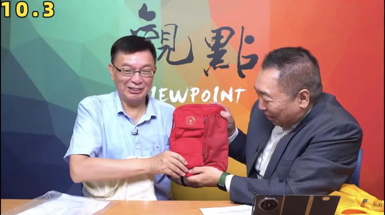 太搞笑了，苑举正又拿华为三折机来向唐湘龙炫耀了。

因为上次参加九三阅兵，苑举正