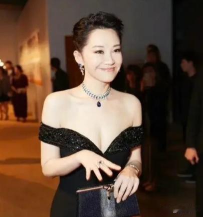 1997年，已有家室的富商刘波追求许晴，豪掷3000万买下北京一座四合院，作为他