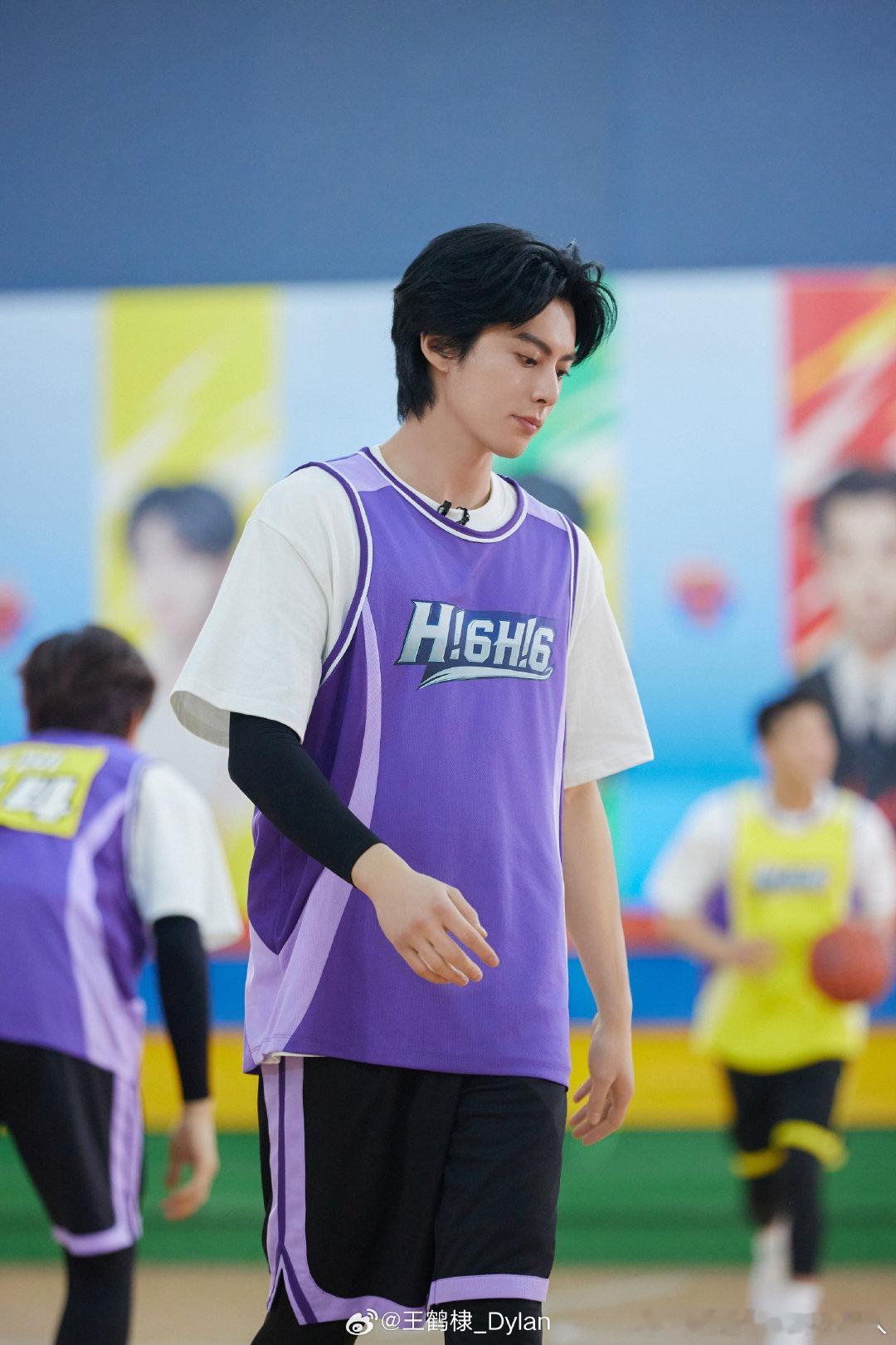 王鹤棣[超话]  王鹤棣hi6篮球服造型王鹤棣hi6篮球服look你好星期六6B