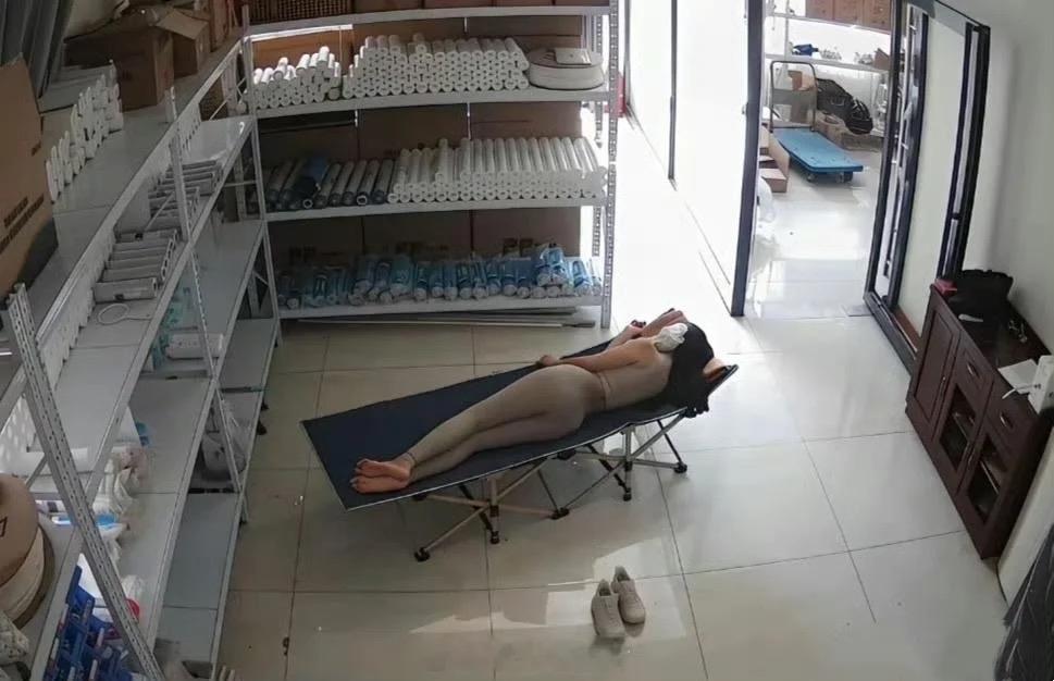 深圳电子厂打工人的午休日常太真实了！有人在仓库折叠躺椅凑活睡，有人直接铺硬纸板躺