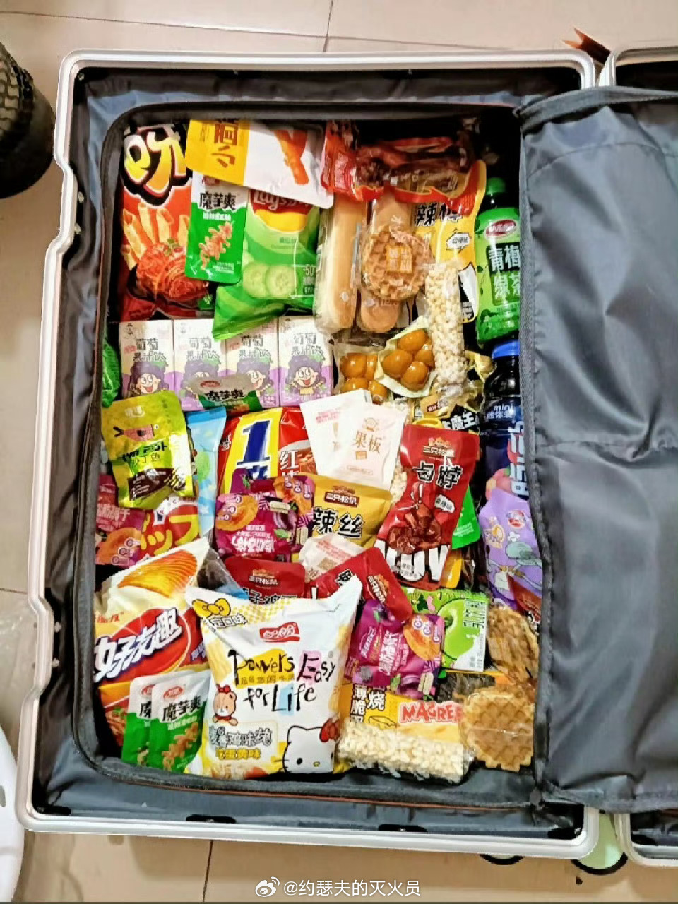 孙女上大学行李箱被奶奶塞满零食这塞的是零食吗？这塞的是爱，是关心，是祝福。预祝这