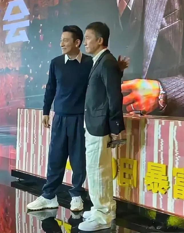 梁朝伟和刘德华都是港圈男神。两人都很帅气。年轻时，梁朝伟的帅比较含蓄闷骚，越看越