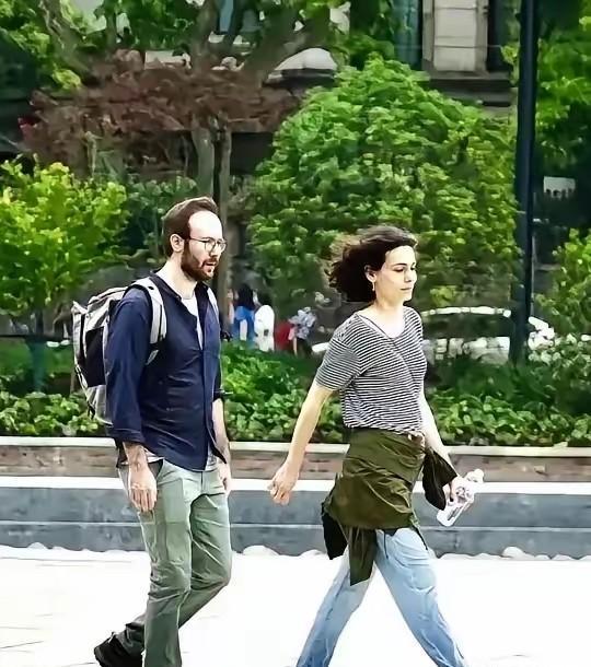 在成都宽窄巷子，吃完饭不给钱，还想靠装听不懂、拍视频、倒打一耙蒙混过关，这次没那