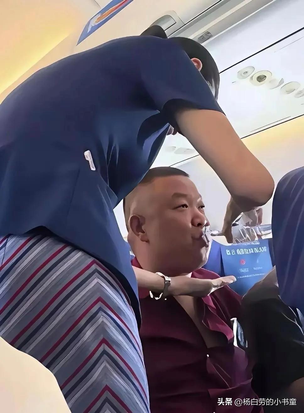 飞机上空姐的专业服务值得称赞
面对这些有着特殊身份的乘客
空姐始终提供着专业服务