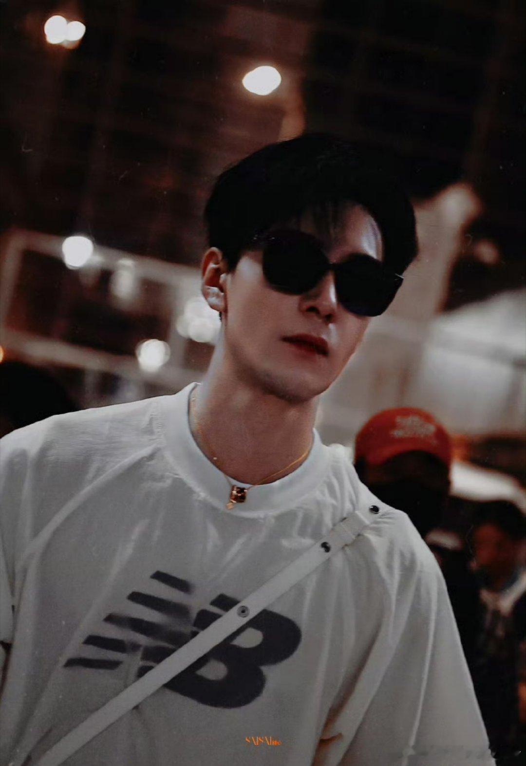 陈星旭泰国周大福线下活动，晚上的活动早上八点已经有好多海外粉丝排队了，人气好高?