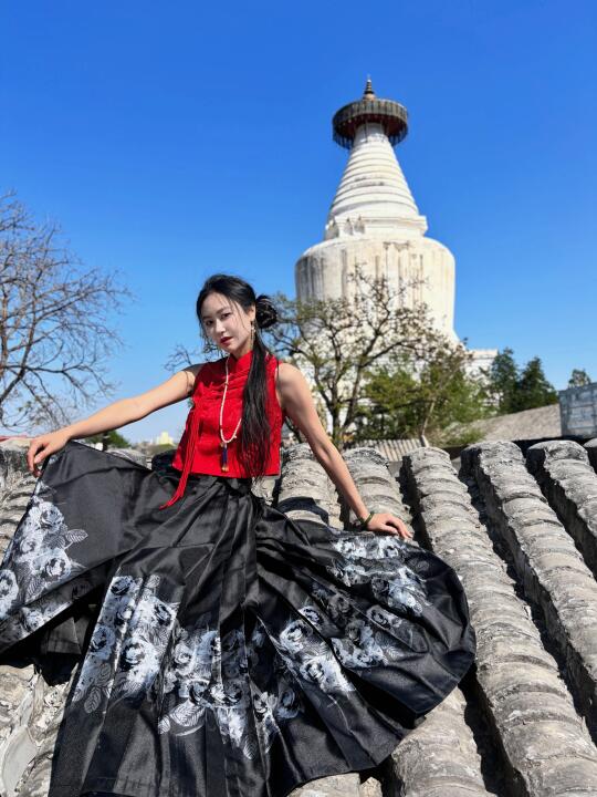 穿着新中式合影白塔寺