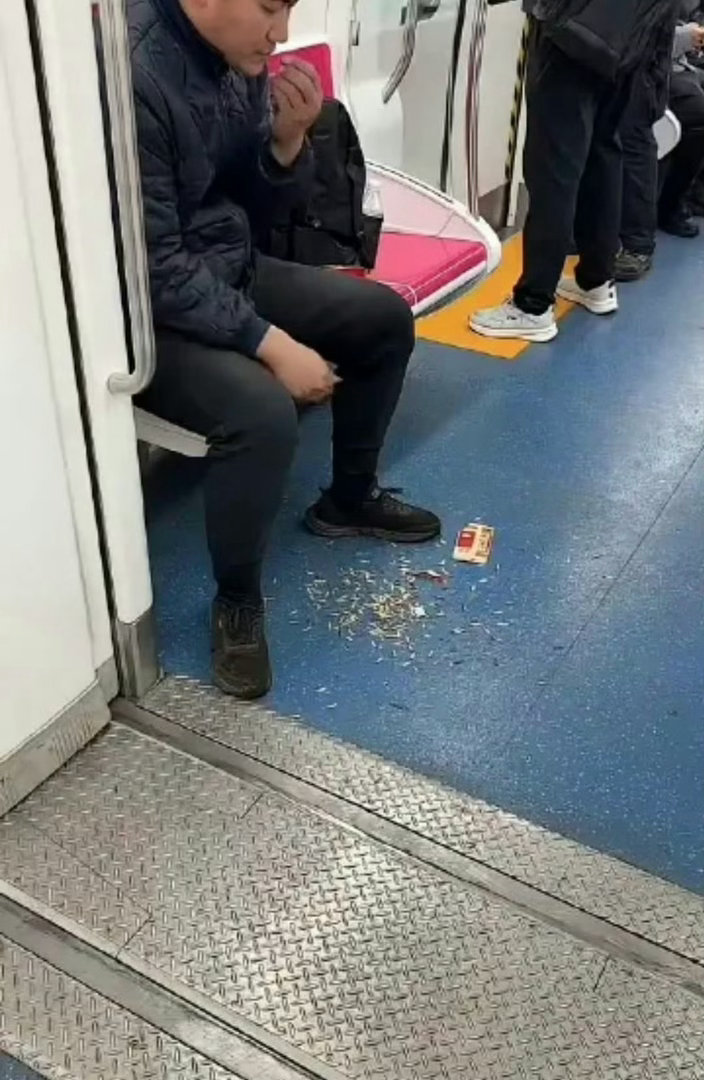 天呐！地铁上看到这一幕，真不知怎么说了，这年纪轻轻的，怎么就这德行…… 