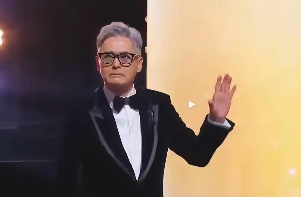 周润发一夜白头的消息刷屏了！

70岁的周润发，在公开场合亮相，头发全白，惊呆了