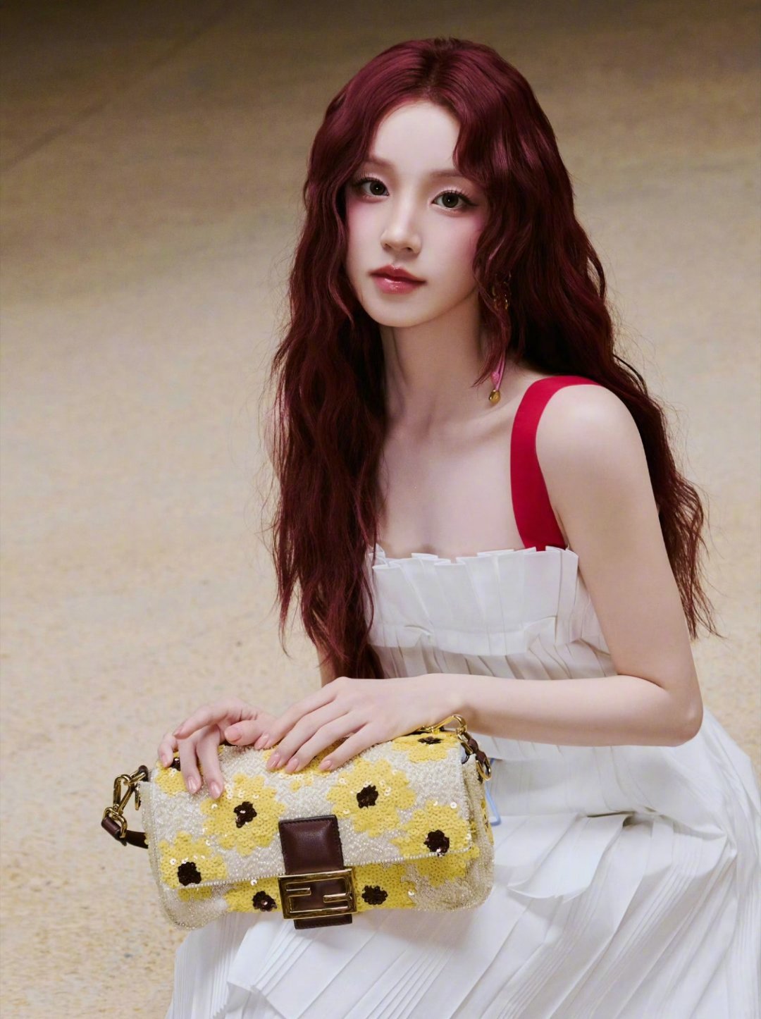 宋雨琦 亮相Fendi景德镇皮草展红发配纯白吊带裙也太绝了！简直是从深海里走出来