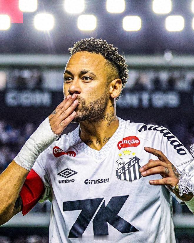 巴甲第36轮，桑托斯主场3-0击败累西腓体育。核心内马尔左膝半月板伤势未愈仍首发