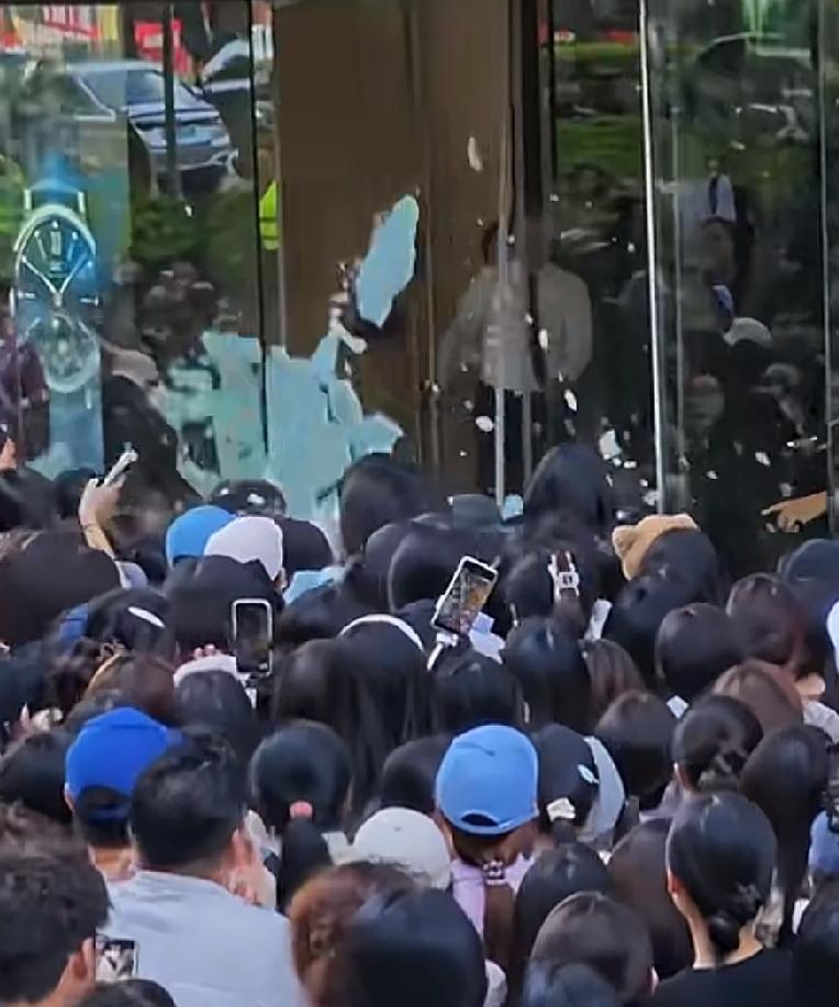 这个和一大早那些老人去领鸡蛋有什么区别？谁说中国拍不好丧尸片？最容易被洗脑的就是