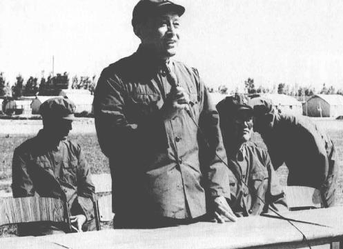 1984年9月，炮兵部部长杜常青(左3)、政治委员陆迪(左2)看望参加国庆阅兵训