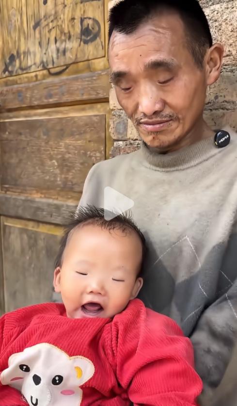 男的视力有障碍，女的腿部落下残疾，两人一起生了9个孩子，出门靠一根棍子互相牵着。