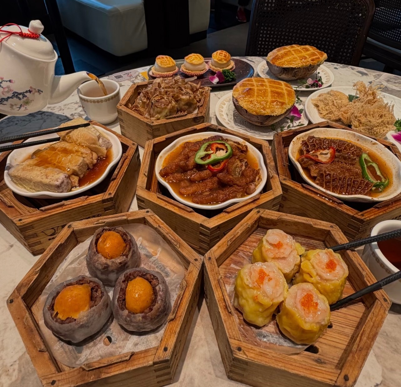 忙完收工，带着助理去吃早茶，吃饱喝足好入睡，都辛苦了，这周末好好休息，过的愉快！