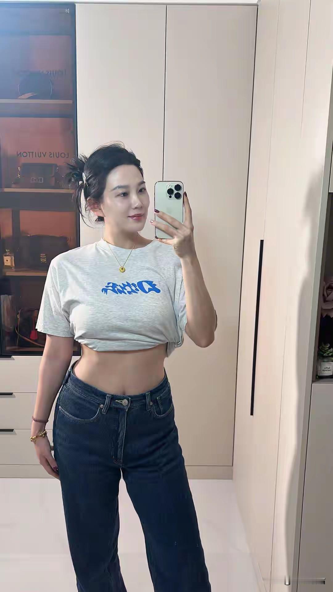 四十三岁，每天坚持锻炼后的状态。