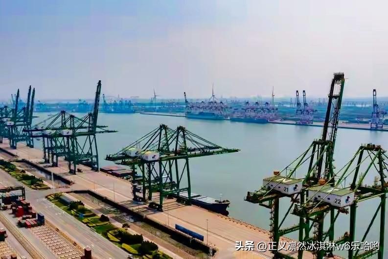 最近去探访了全球首座智慧零碳码头——天津港北疆港区C段智能化集装箱码头，那场面太