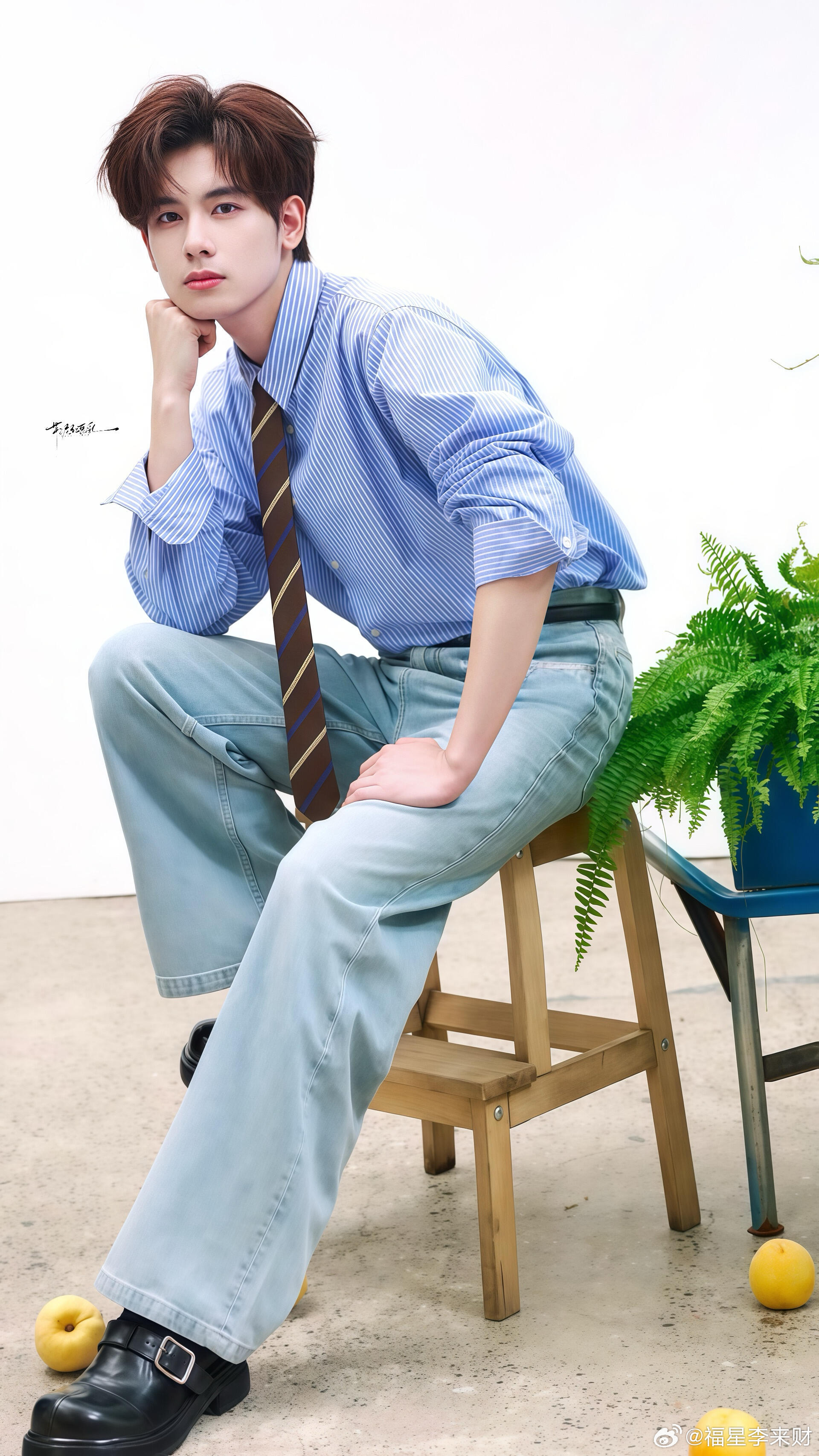 胡先煦被蓝色封印住了 路透蓝条纹衬衫又来了，翻他过往造型感觉蓝色都快成他本体色了