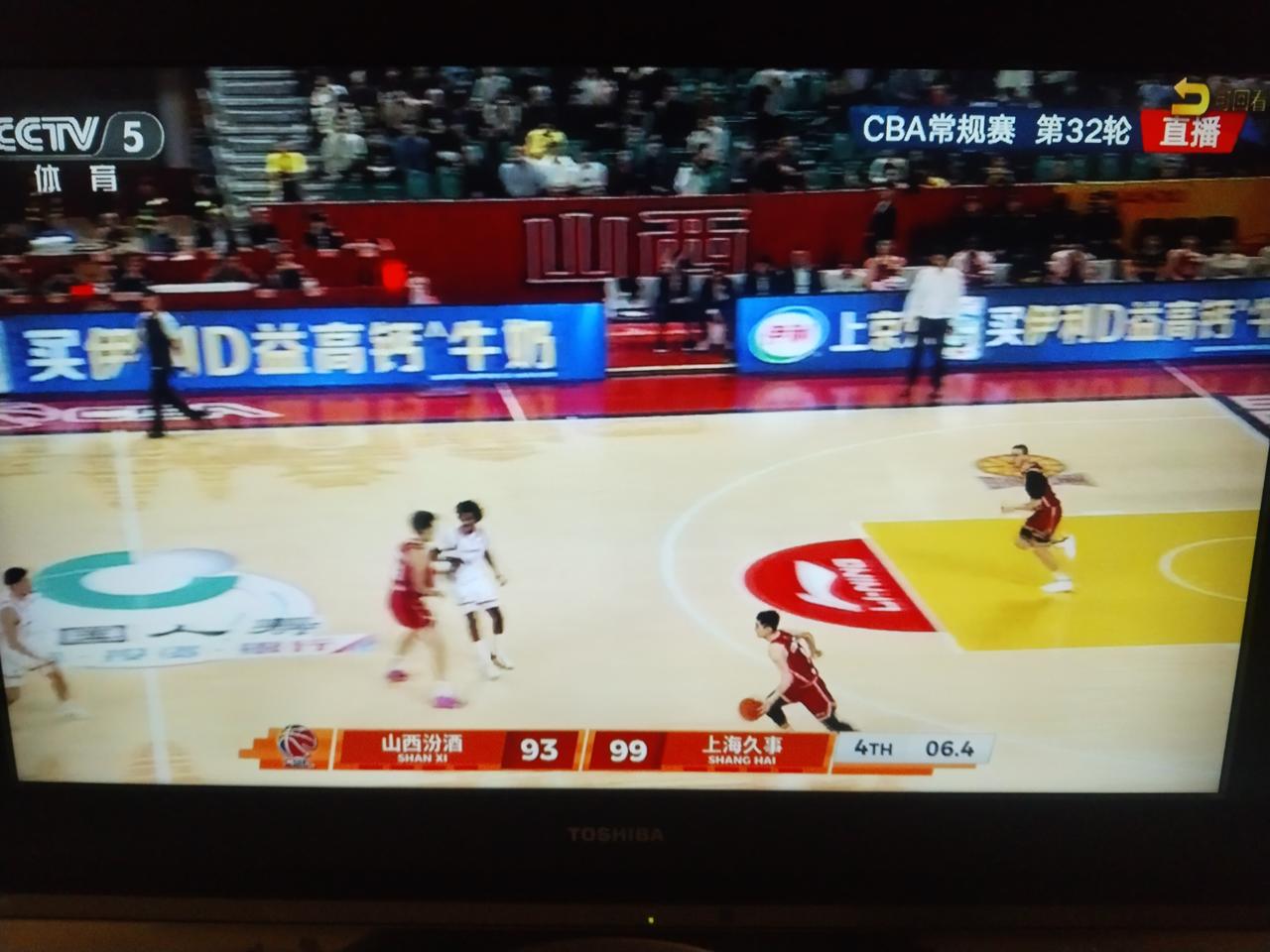 CBA常规赛第32轮，上海队100比96险胜山西，豪取13连胜，继续着连胜的步伐