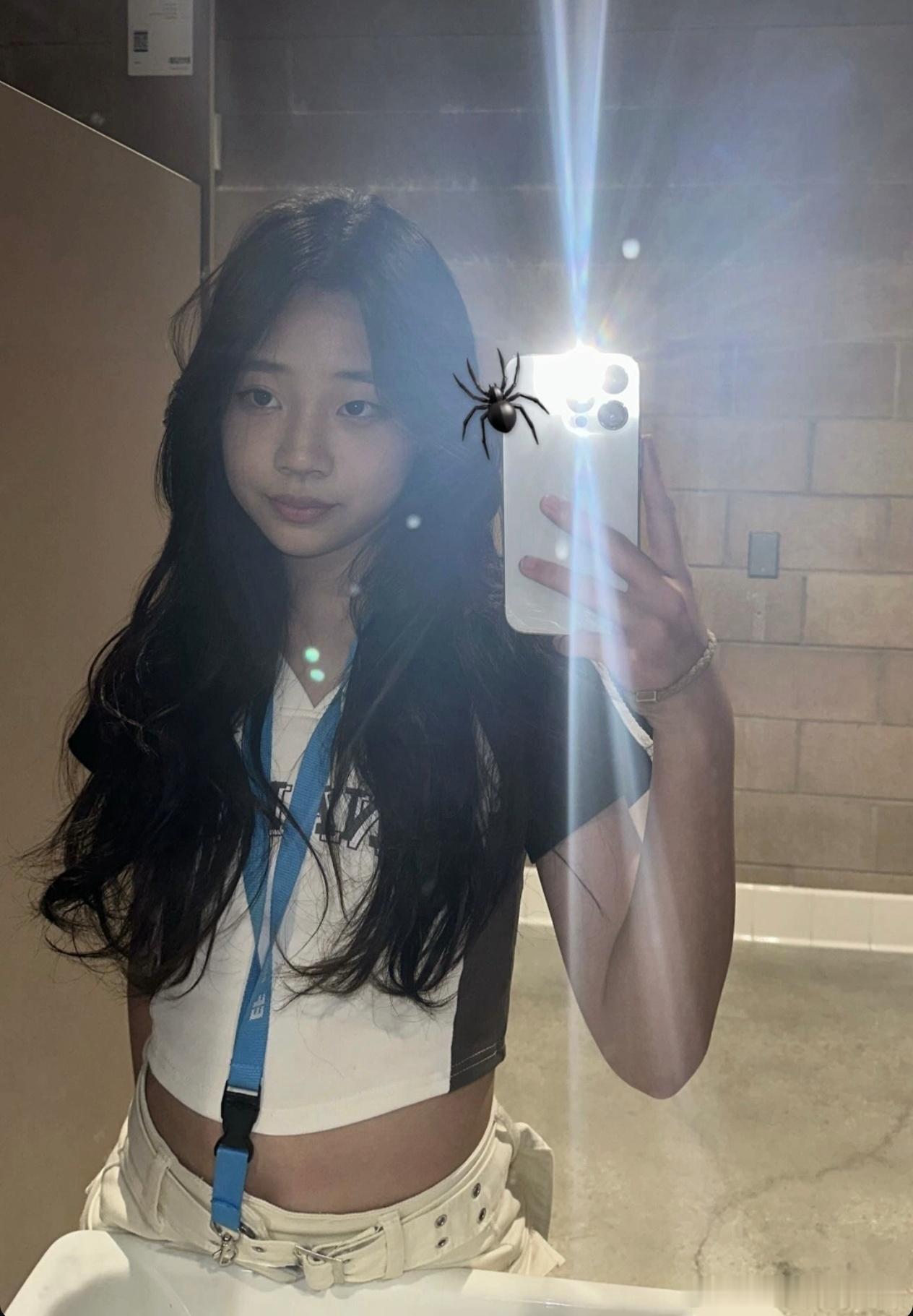 小S小女儿晒对镜自拍，13岁许老三女大十八变，越长越像妈妈了 ​​​