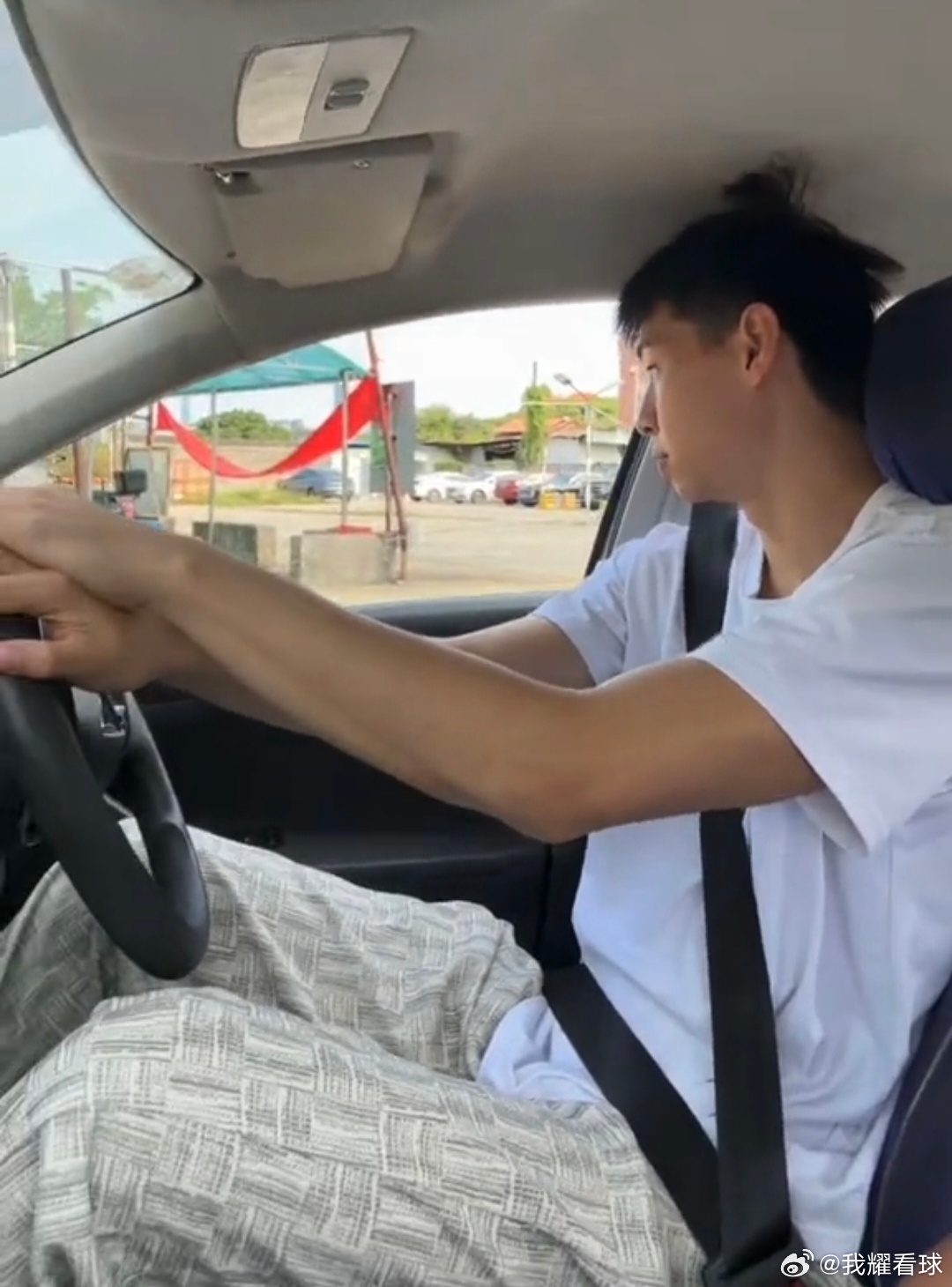 崔永熙这段时间正在学车考驾照，2米的小崔坐进车里显得这车好小哈哈 