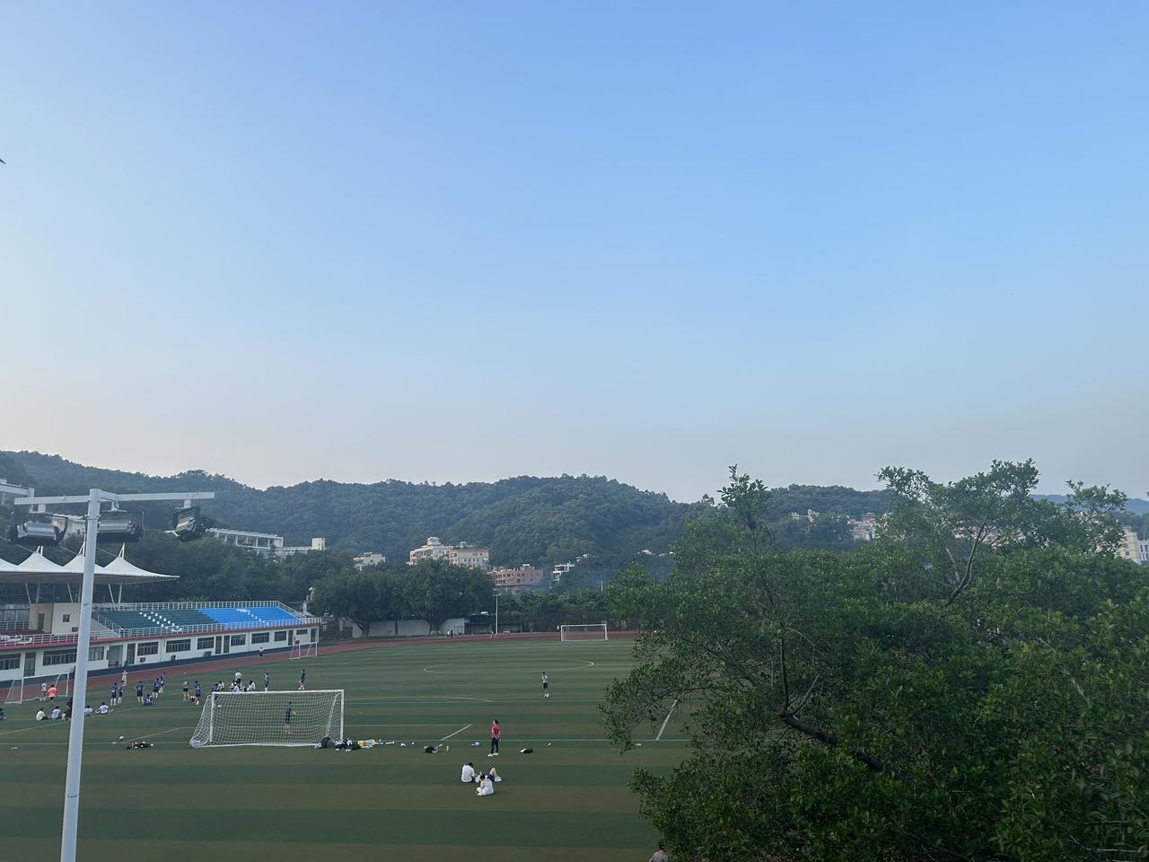 疫情前几乎所有的大学都是开放的，疫情后大学不开放了，需要预约或刷身份证，还衍生出