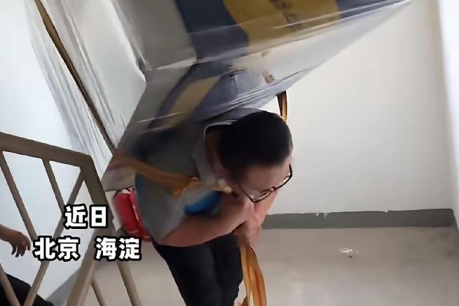 看完瞬间红了眼眶！7月5日，北京一北漂女生被公司裁员急需搬家，搬家师傅了解情况后