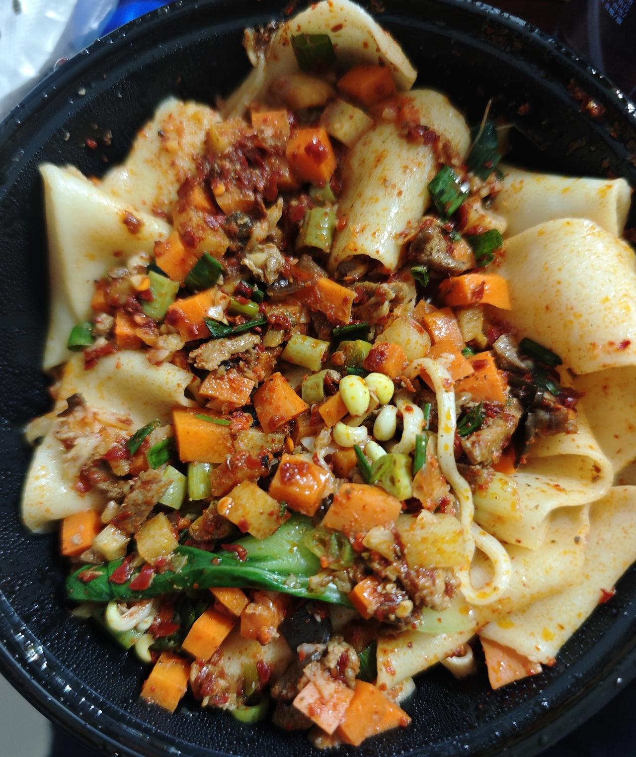 顶级美食，陕西油泼面，太好吃了，根本停不下来。油泼面 肉夹馍 秦镇米皮 bian