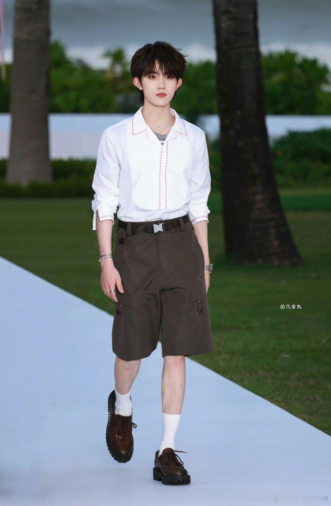 苏新皓露齿笑好明媚是谁笑的这么萌[害羞]哦原来是苏新皓，这种阳光明媚的清爽大男孩