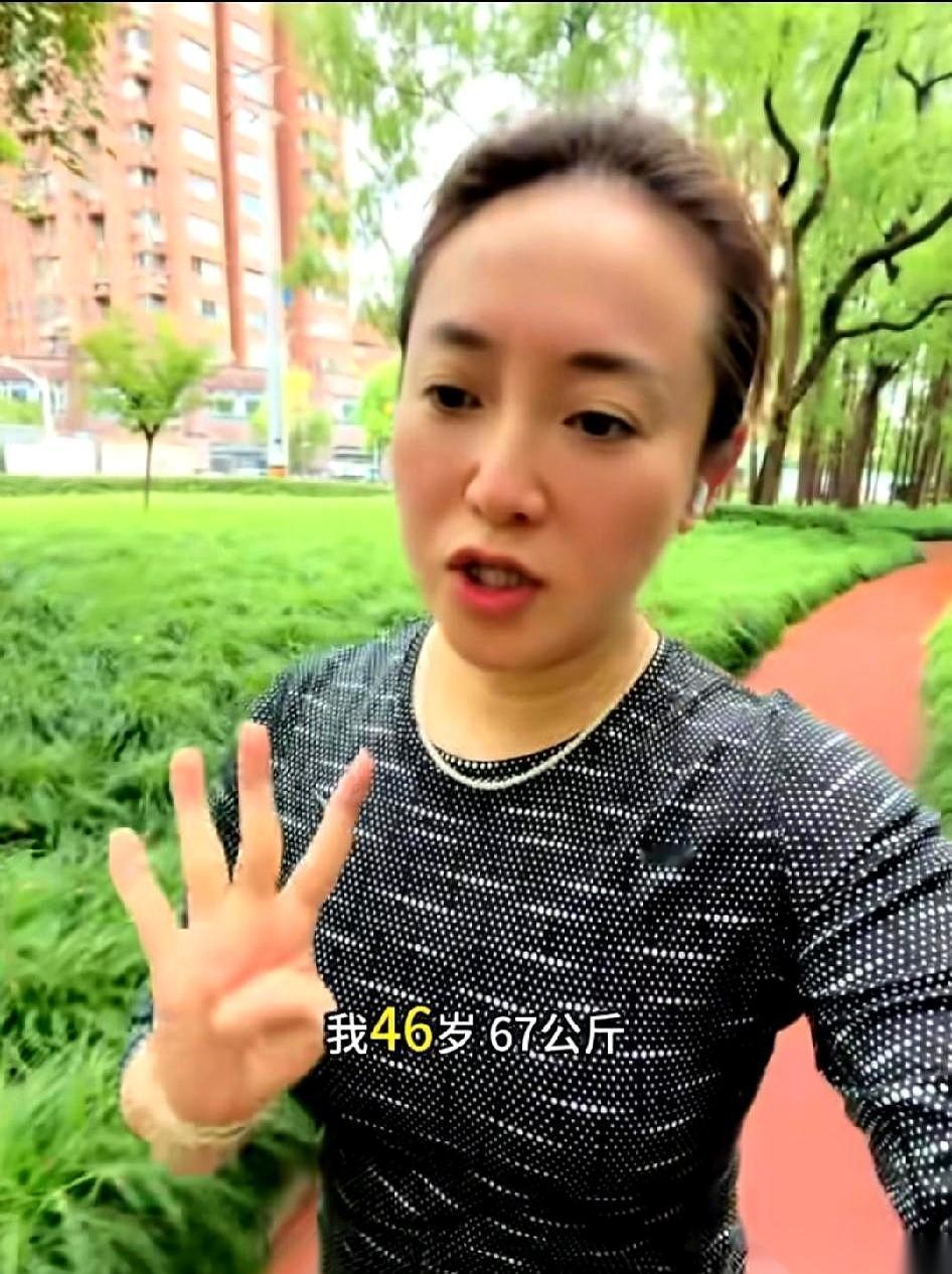 刷到原上海台主持人丹丹的近况动态，多少让人有些意外。曾经在电视镜头前衣着光鲜、体
