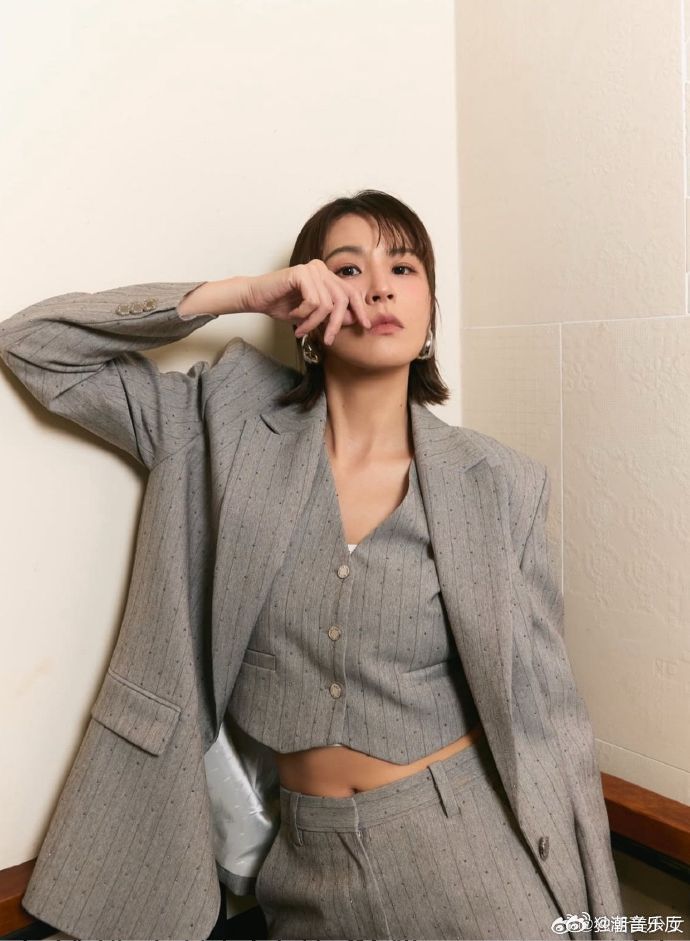 曾沛慈微博热度值破25万曾沛慈凭借深情唱功引爆全网，热度值突破25万，人气断层遥