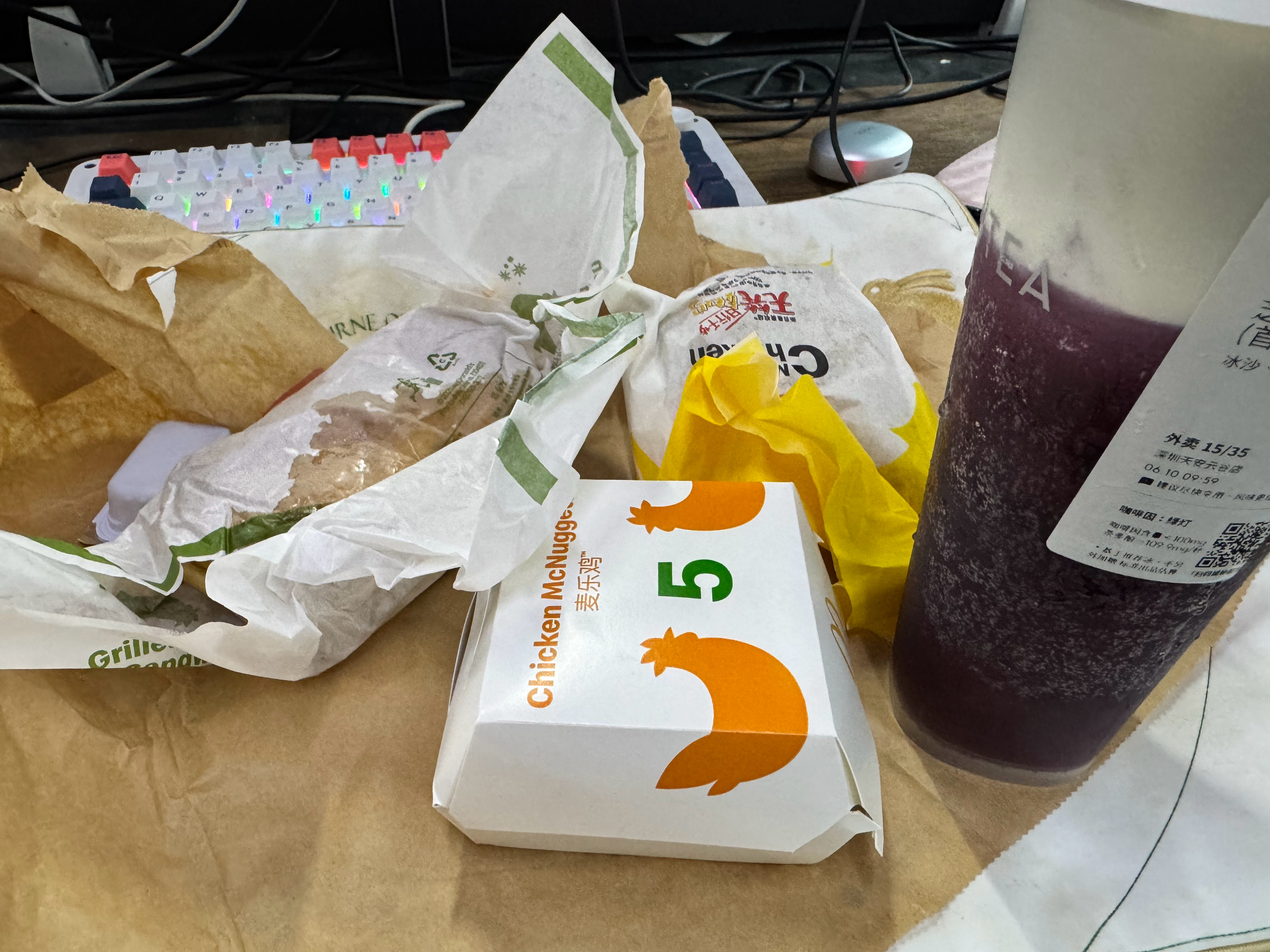 今天老板生日，安排了麦当劳和喜茶，老板生日快乐 帅的一匹！如果你们老板过生日，会