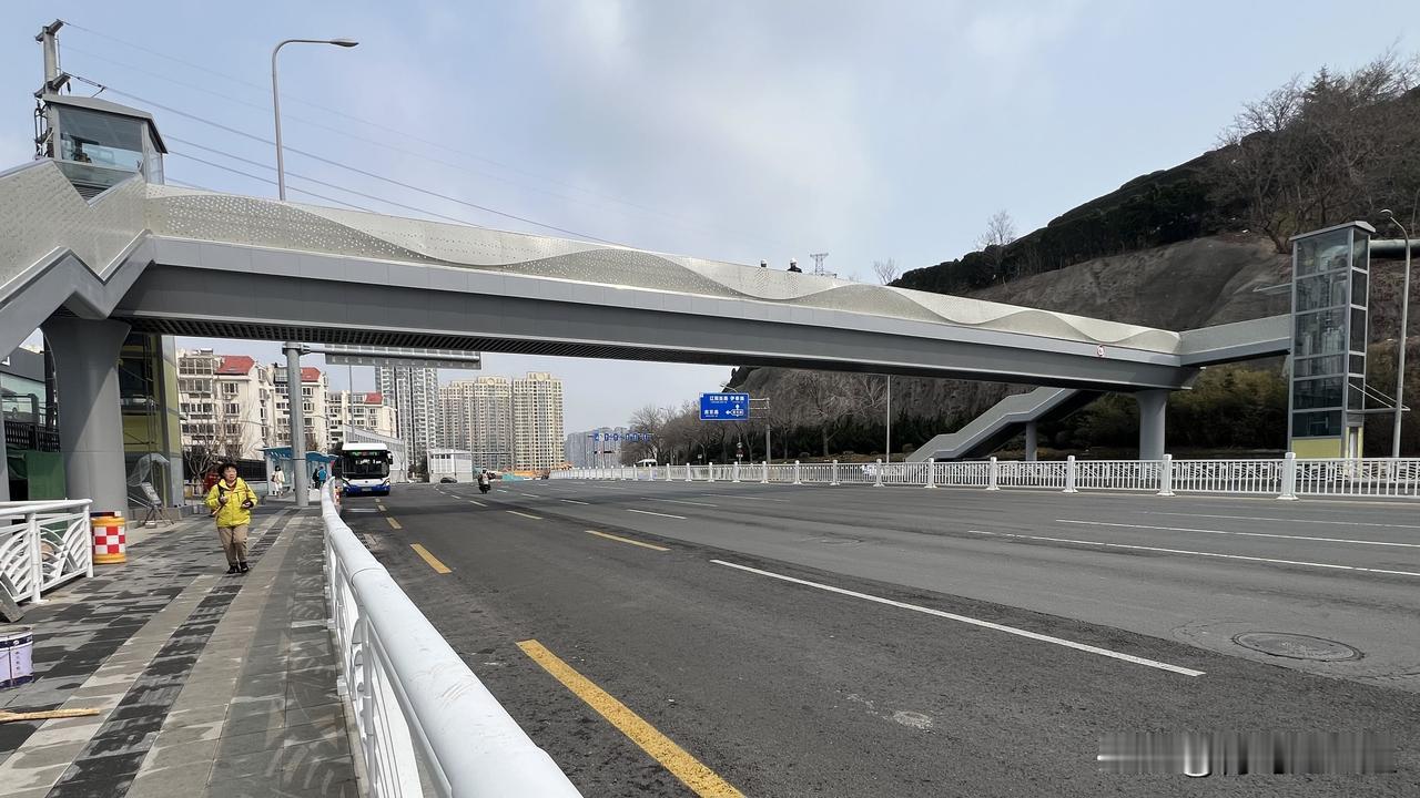青岛双山隧道配套工程，福州北路与延吉路口，奉化路口，新建两座人行过街天桥，现场观