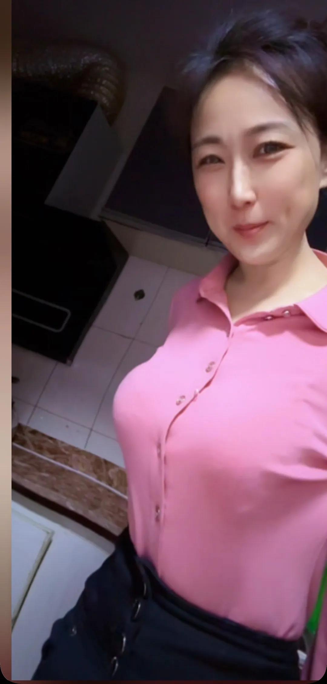 粉色衬衫搭配黑色高腰裤，简约又时尚！👗👖
