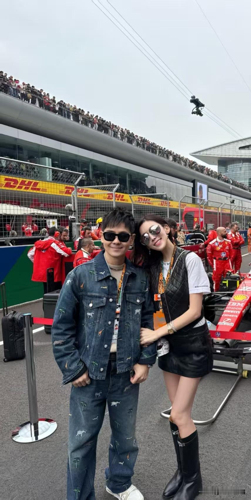 千万不要拿女明星的穿着来揣测温度，因为一年四季她们都只有一个夏季。

所以即便上