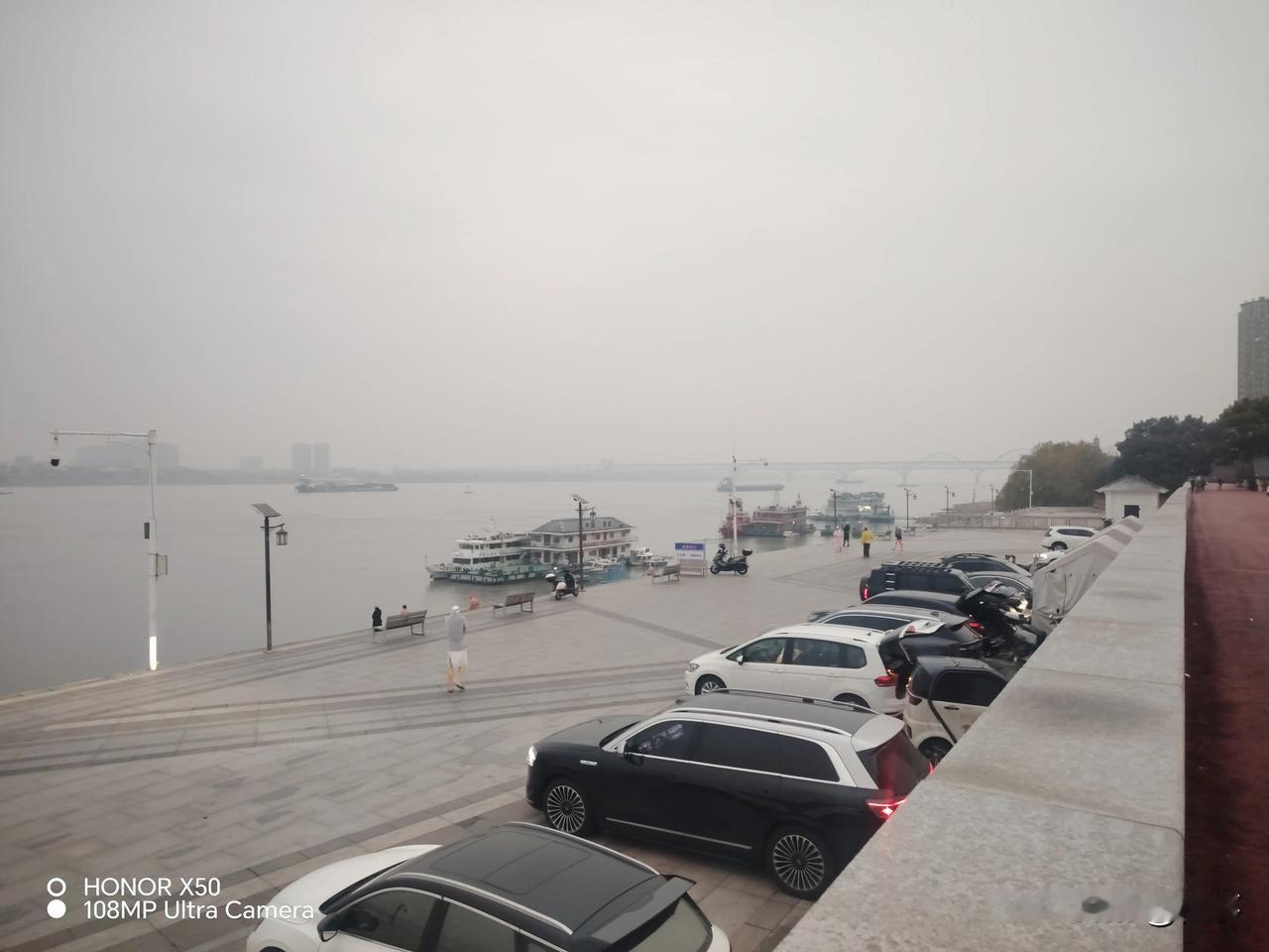 今年冬天的不同2026年1月4日长江岸边晨练冬泳