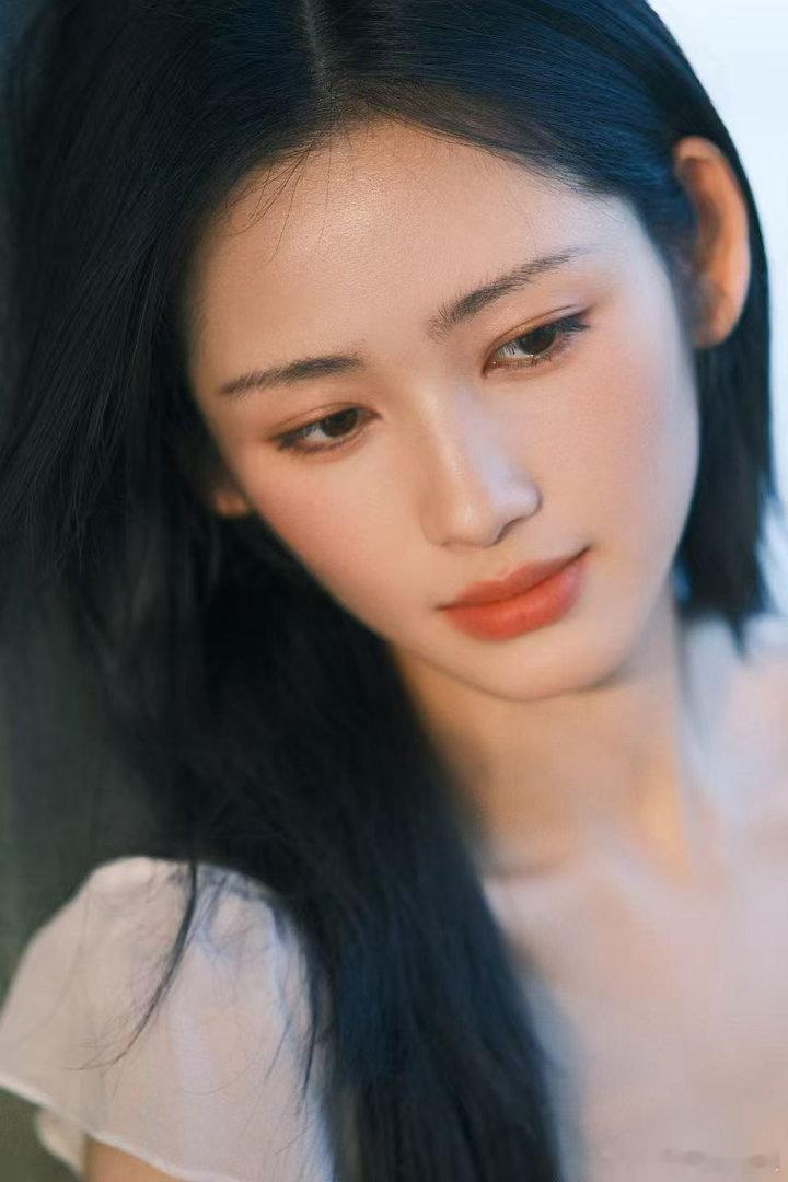 鹤秋可妹可姐鹤秋是姐姐也是妹妹 冷冽是她藏不住的底色，明媚是她藏不住的本色，姐和