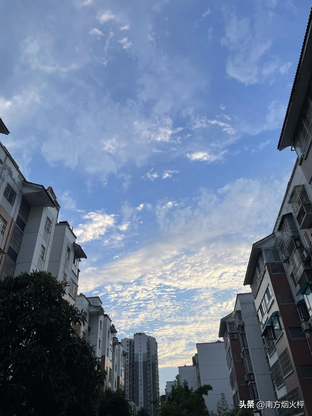 雨后的晚霞格外迷人，如何来形容呢？大家一起来说说吧。