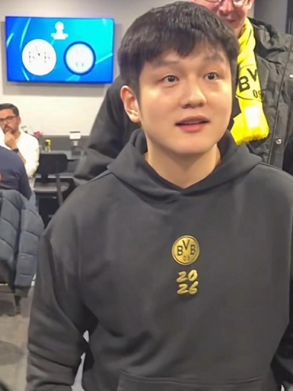 樊振东又来了，这次还是他爱的体育运动！
东哥最近动态有点多，实时跟踪报道！
跨界