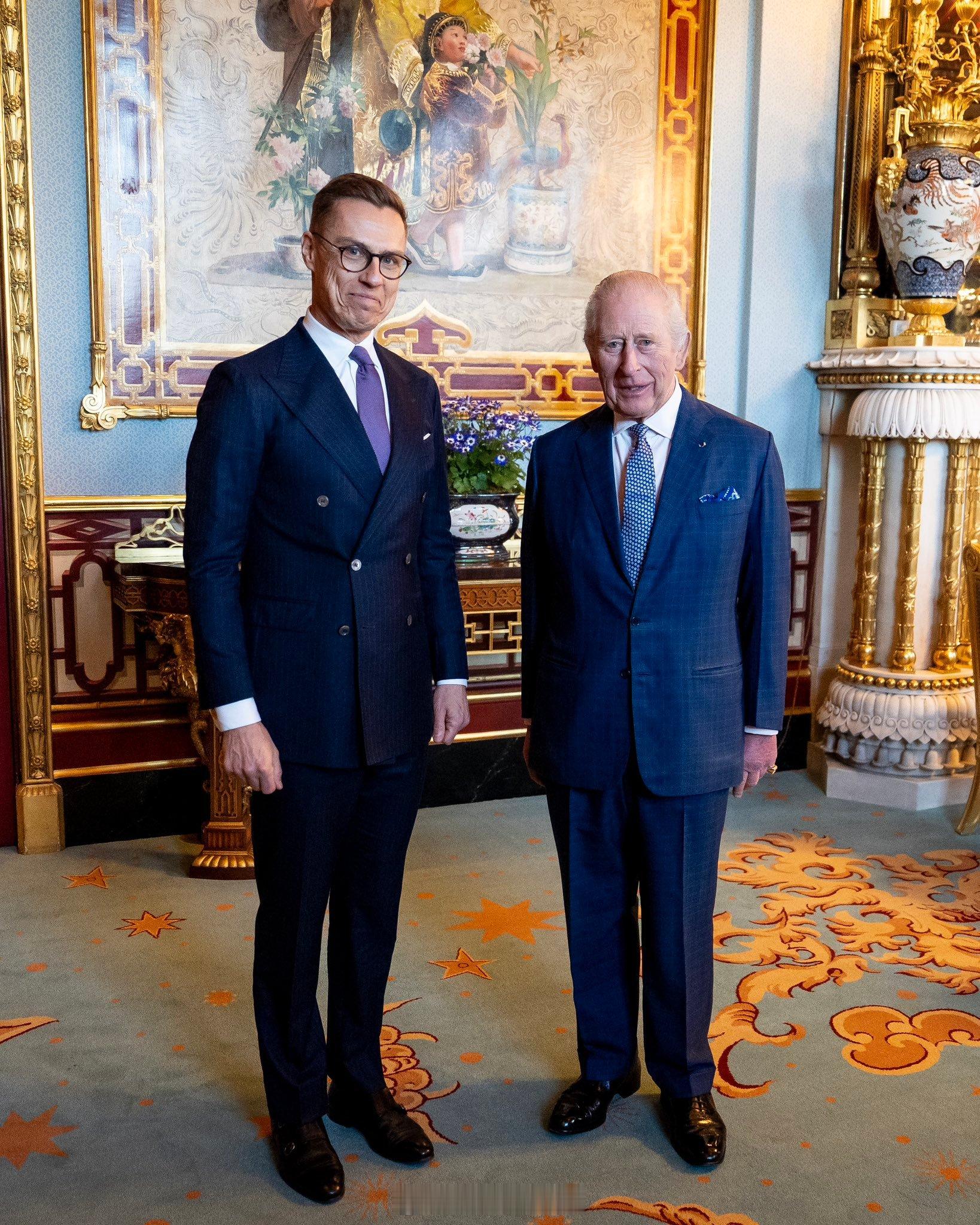 英国王室  2026年3月17日，在加里森礼堂浏览完展览之后，查尔斯三世在白金汉