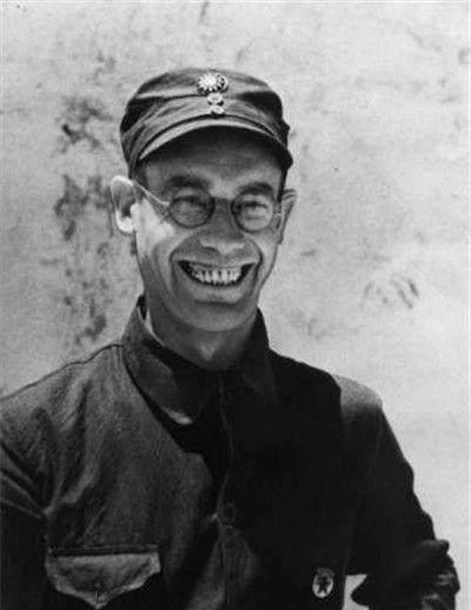 1937 年，李德以不适应延安生活为由欲返苏联，毛主席劝他：“苏联正搞大清洗，此