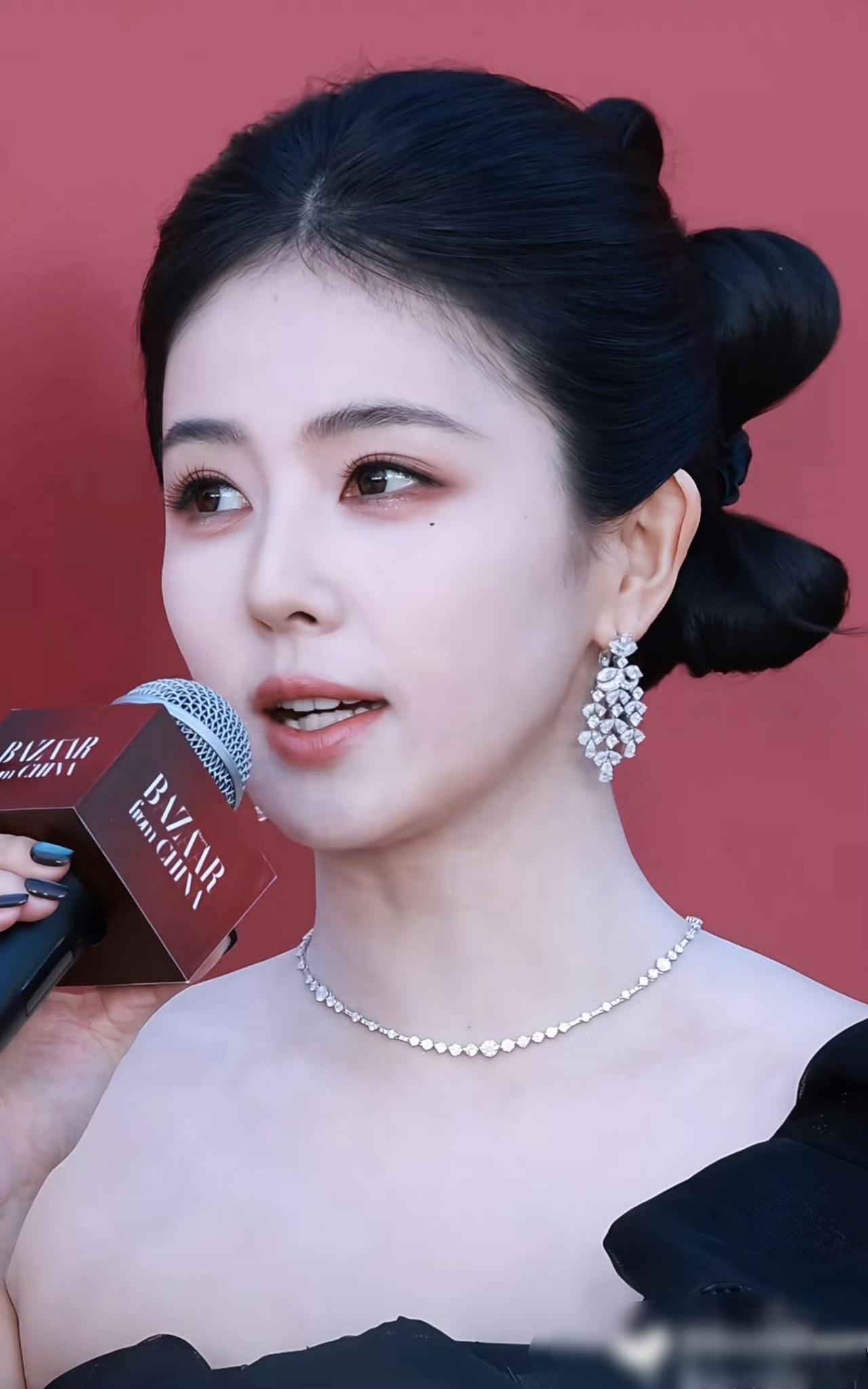 白鹿这白开水妆容好美，怼脸也是毫无瑕疵的啊白鹿的剧照 白鹿星芒照