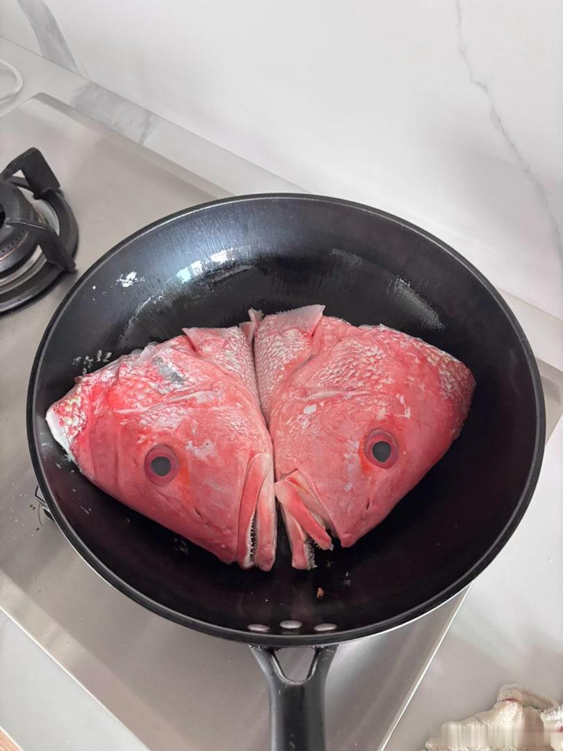 中午炖个鱼头豆腐，这个大鱼头10新币一个，鱼牙真吓人，看着挺凶的[笑cry] ​